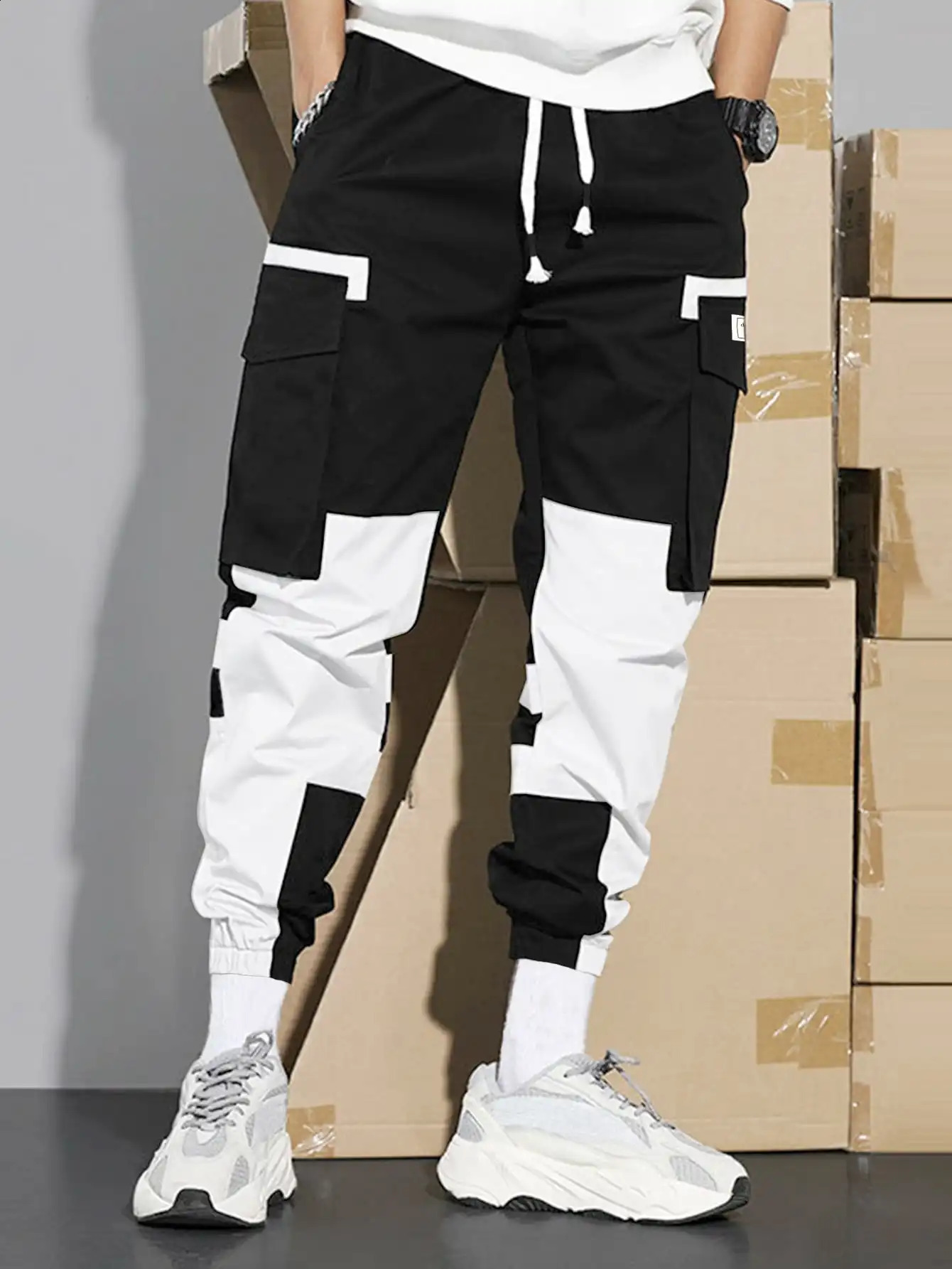 Pantalon de cargaison décontracté pour hommes avec des poches de travail pour les vêtements de randonnée de randonnée.
