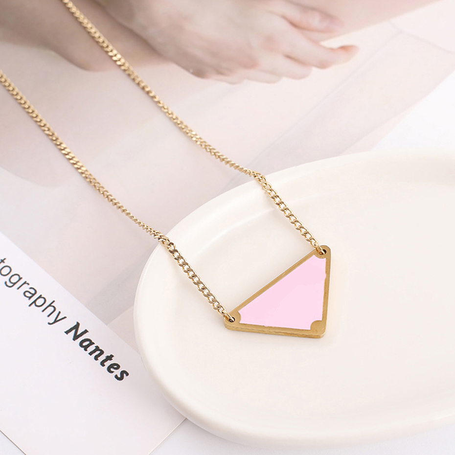 Colliers de créateurs pour hommes Clavicule Chaîne Femmes Collier de mode Collier Triangle pour hommes Collier Femmes Chaîne Chaîne plaquée Gold