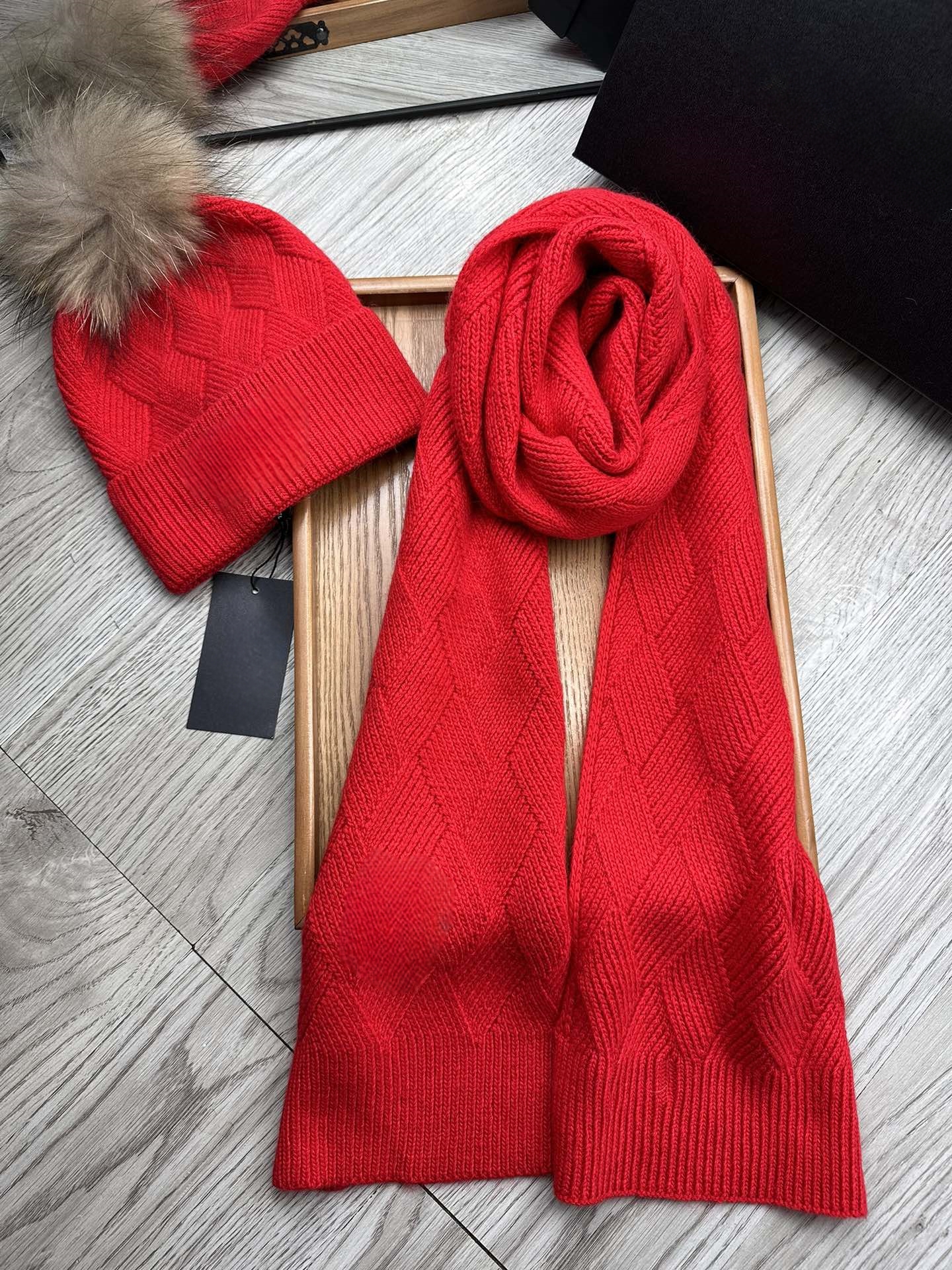 chaud 2027 nouveau designer satin carré foulards en soie pour femmes collection de broderie ensembles de coordination vêtements d'hiver chauds de