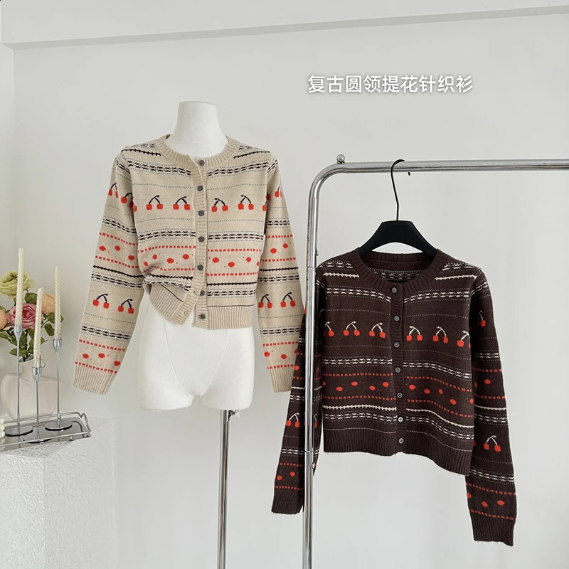 2024 Cherry Jacquard Knitted Caridgan O-neck Single Fashion Bra Retro Loose Cardigan Korean Sweet Loose Sweater Womens 240819