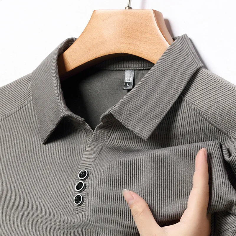 Polo à manches longues pour hommes Colliers de bouton solide décontracté T-shirt Polo Fashion Polo Spring Male Coréen Style Vêtements 240818