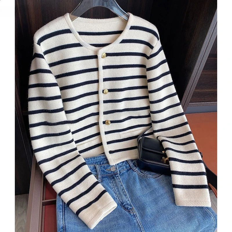 Korean fashion sweater cardigan white black striped knitted sweater for women winter short cardigan long sleeved cardigan for women 240819