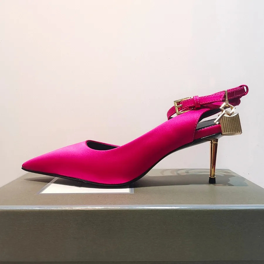 Chaussures de luxe pour femmes Mode Métal Baotou Sandales à talons mi-hauts 6,5 cm Décoration de serrure en or Été Rose Rouge Bride à la cheville