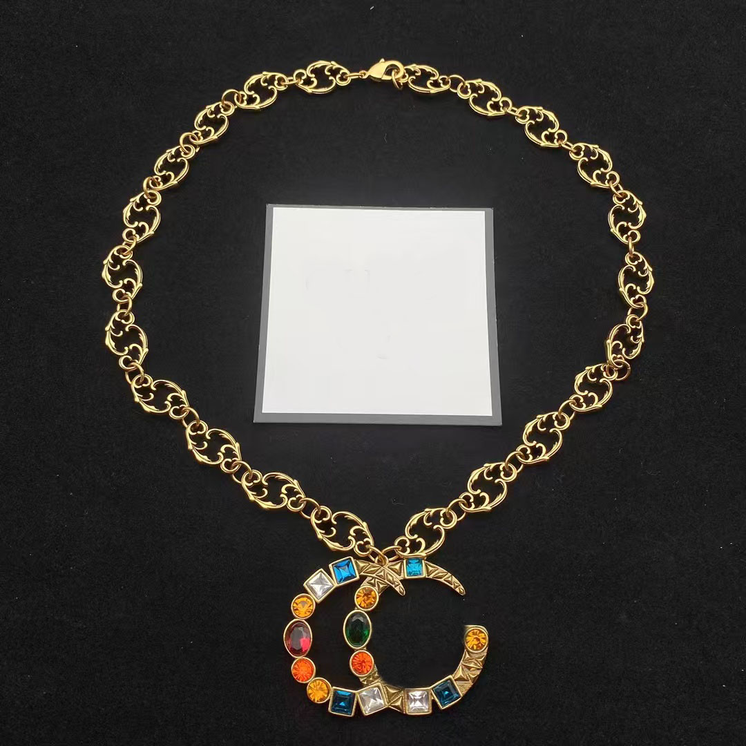 Ensemble de bijoux vintage de créateur de luxe en laiton collier pendentif cristal coloré boucles d'oreilles lettre broche mode