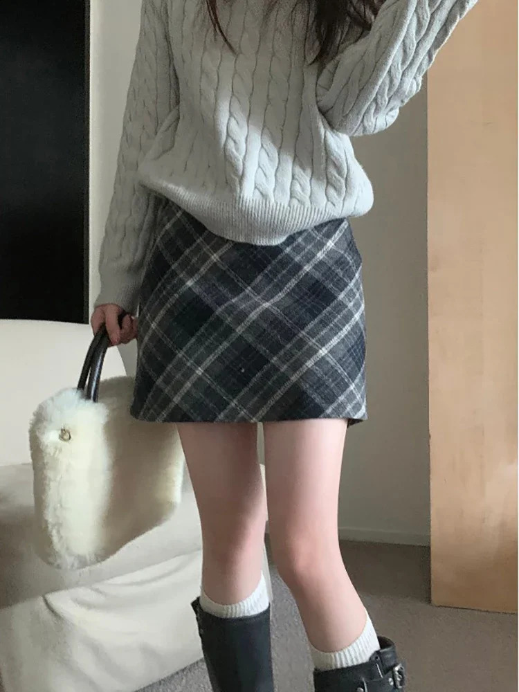 Short Skirt Womens Thickened Warm High Waist Woolen Blue Gray Autumn and Winter Retro Plaid Bag Hip Slim Fit All-Match Fashion 240820