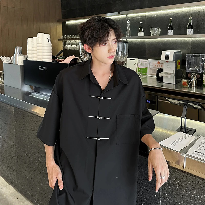 Boutons chics décor chemise hommes revers à manches courtes à manches coréennes de style coréen hommes vêtements de personnalité d'été streetwear