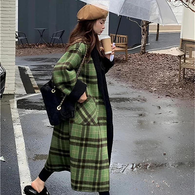 Retro Long Plaid Woolen Coat For Womens Winter Loose Front and Back Wear Thickened Long Sleeved Woolen Coat For Commuting 240820