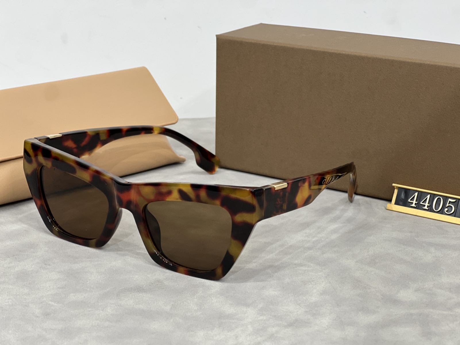 Men Lunettes de soleil Gold Frame Attitude Unisexe Nouvelle mode classique Frames carrés plaqués Cadres vintage Design Outdoor Classical Modèle a