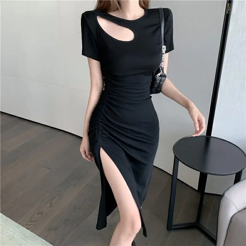 Tempérament Hollow Out Slim Midi Robe Couleur solide Split Hémorchage plissé à manches courtes Élégante Robe Summer Sexy Femmes Vêtements 240822