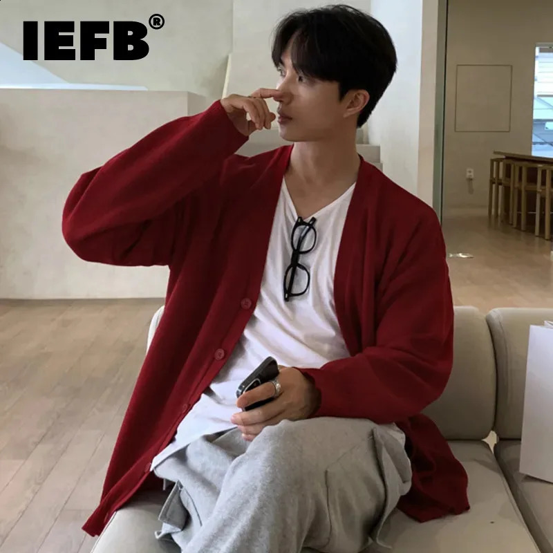 IEFB Autumn Winter Mens Knitted Cardigan Korean Loose V-neck Sweater Solid Color Temperament Men Wear 9C4815 240821