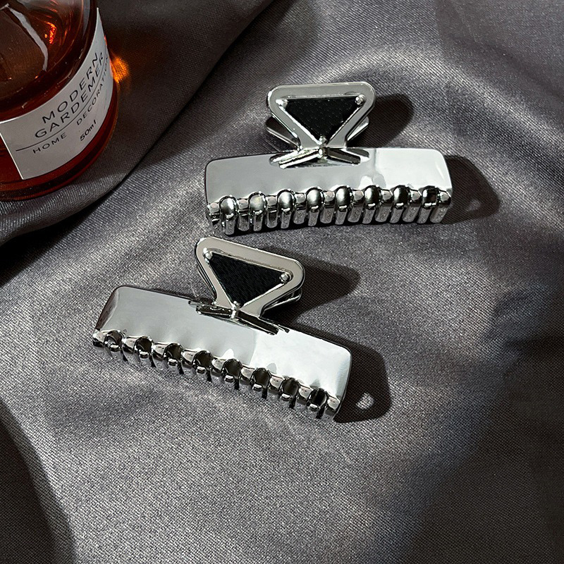 Designers New Metal Shark Hair Clip Classic Triangle Logo Black Luxury Hair Clip Coupre de haute qualité High Quality