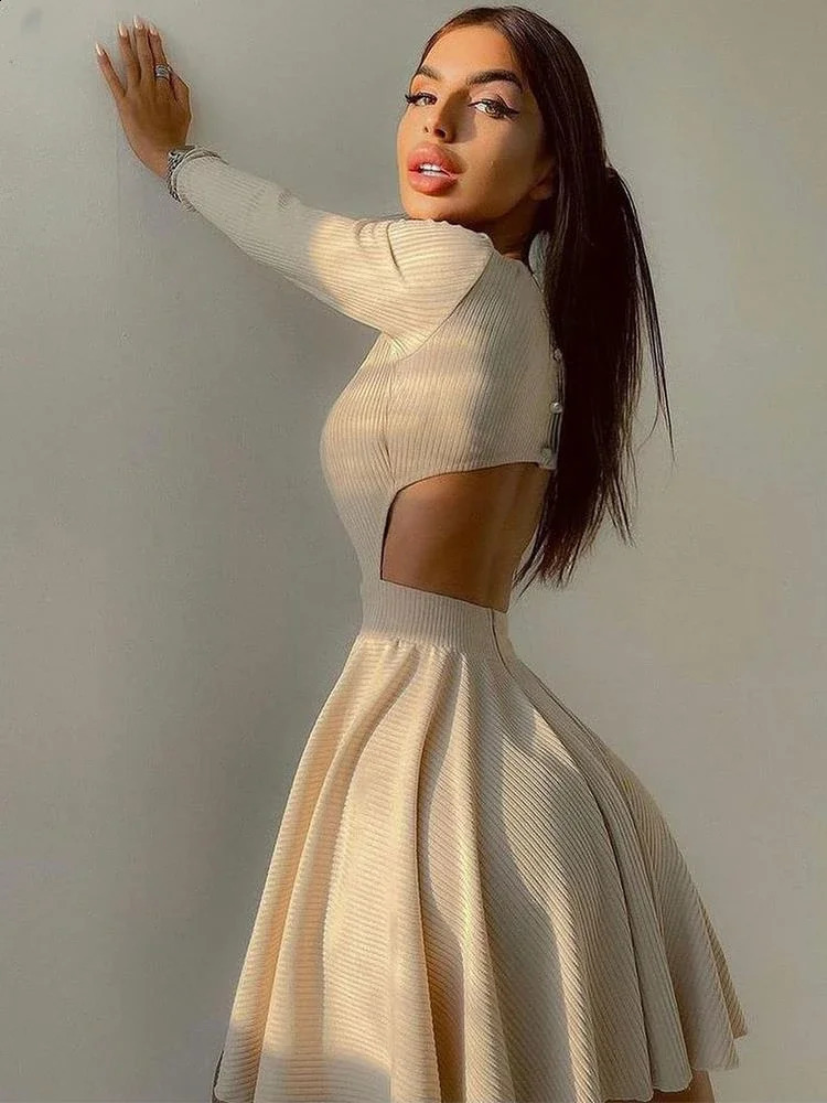 Robe à manches longues robe de fête plissée noire Bodycon Concloir hiver coupé streetwear Chrismas Vêtements Backless Mini robe 240823