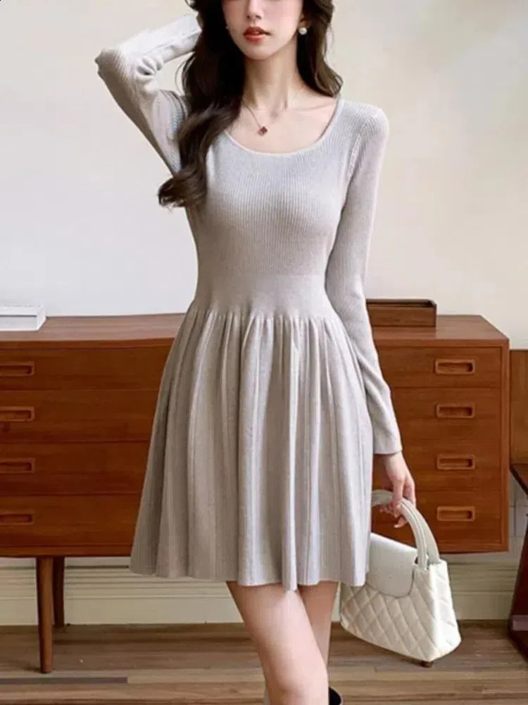 Robe tricotée solide française Elegant Women Automne Slim A-Line Long Manche Mini Robe Feme Femme Office décontracté Vestidos 240822
