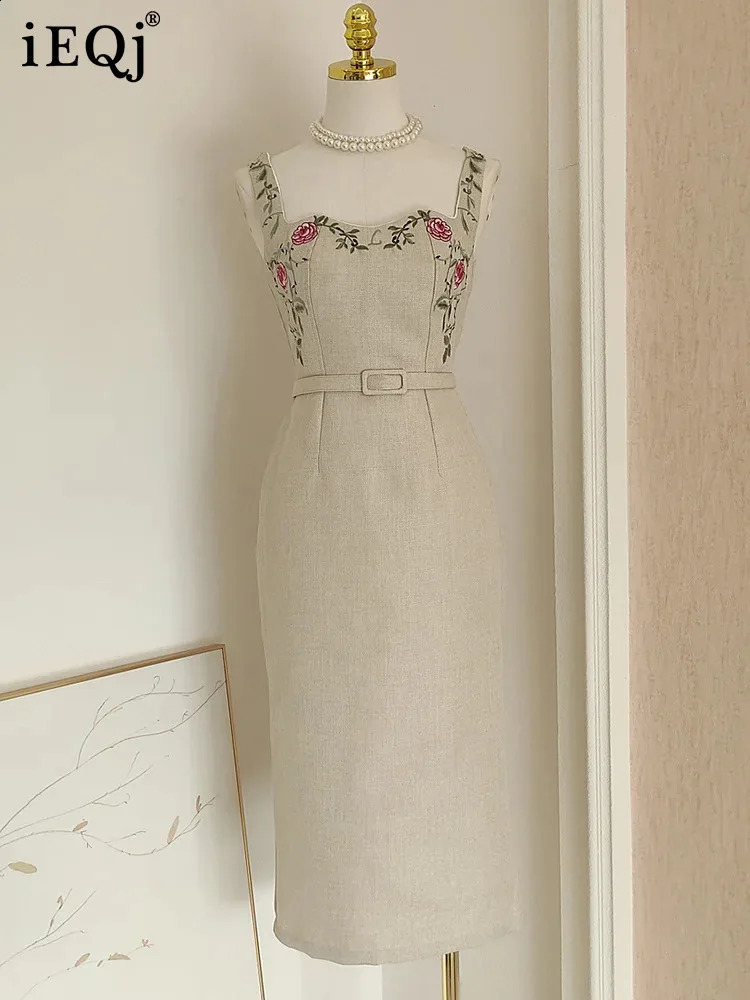 Ieqj Niche française Elegant Flower broderie Sling Robes pour femmes Robe de sangle à taille slim de taille haute 3WQ7763 240822