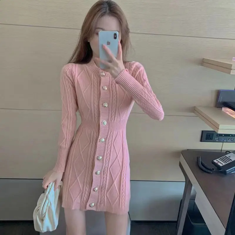 Corée d'automne d'automne coréen femme O-cou solides simples à la mode à manches longues minces mi-longs pull en ligne A robes tricotées 240822