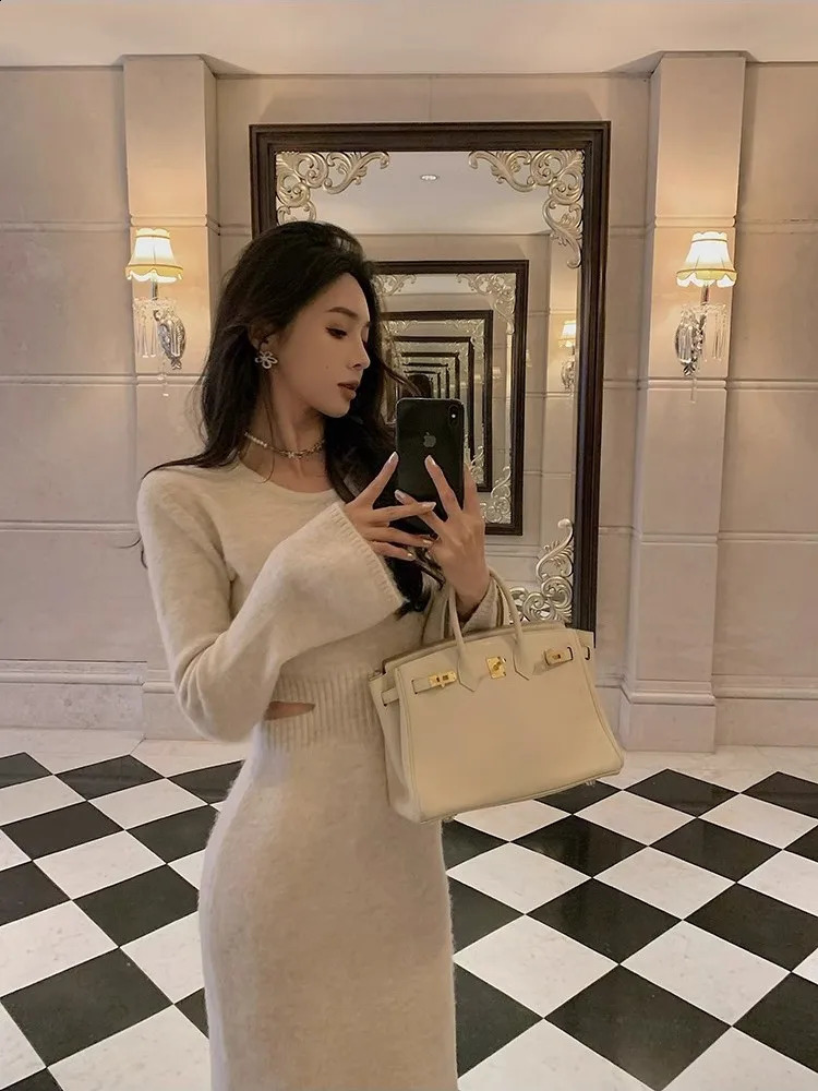 Robe tricotée de tempérament vintage pour les femmes en automne et en hiver rond avec la taille exposée unique slim slim long 240822