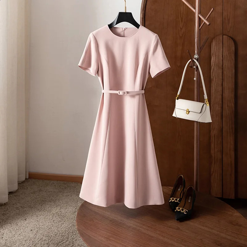 Monochrome robe de style mince et simple rond