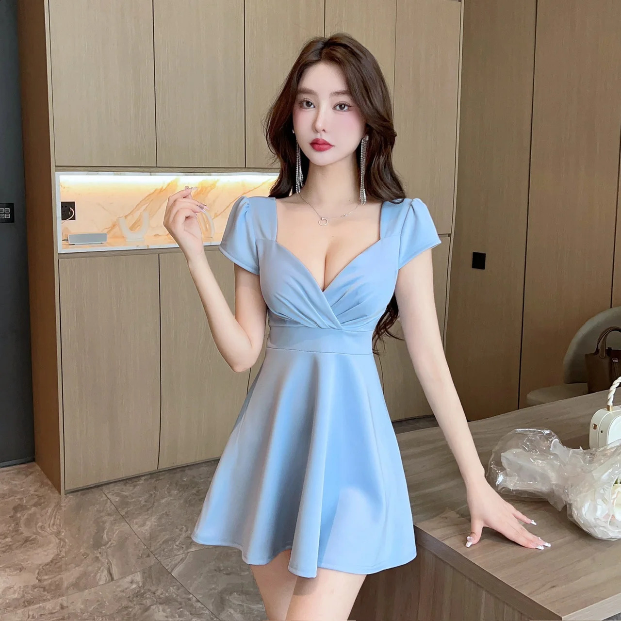 Robe d'été automne femme sexy décontracté gaine en tricot mini robes dames solid v couche bouton coffre à manche courte robe bodycon 240822