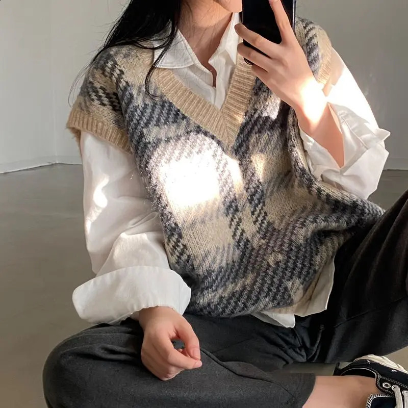 Womens Spring and Autumn V-neck Fashion Loose Casual Versatile Plaid Knit Sleeveless Vest Long Sleeved Shirt Fashion Suit 240822