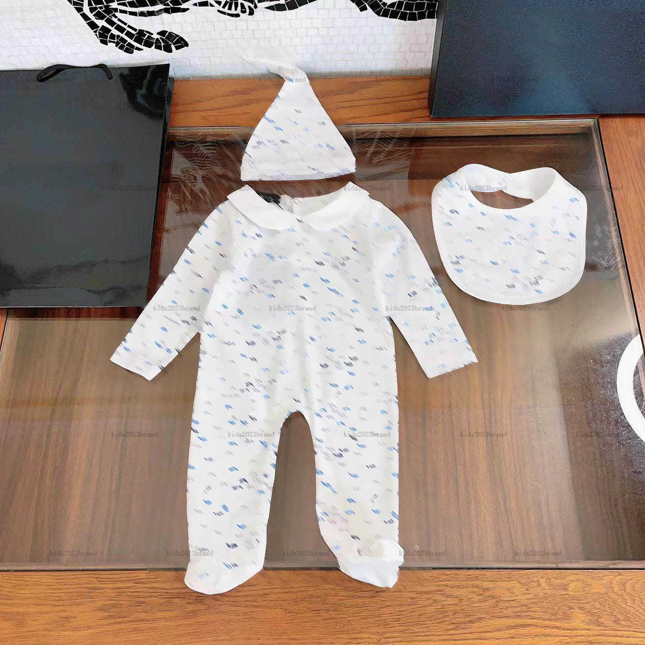 New newborn jumpsuits Logo printing toddler clothes baby Five piece set Size 0-6 M Jumpsuit Saliva towel Hat Fang Bei Embrace a quilt-image-1014368468