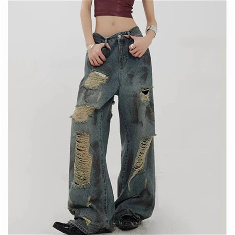 Les femmes portent à travers un jean bleu sale en détresse pantalon de denim à jambes larges d'été