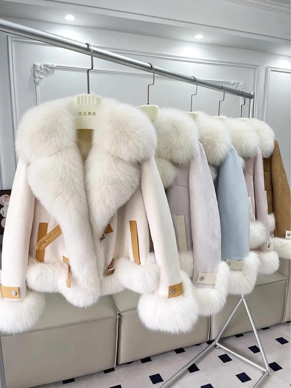 Fashion 2024 Womens Winter 90% Goose Down Jacket Natural Fox Fur Collar Short Sleeve Coat Thick Coat 240824