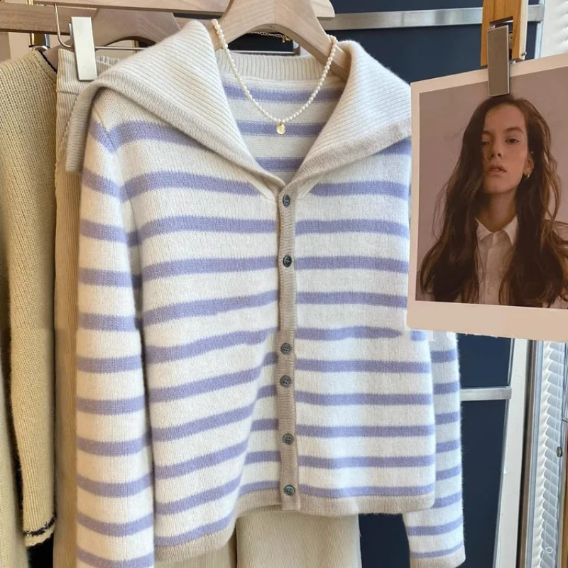 Pull d'hiver d'automne 100 Vêtements pour femmes en laine mérinos Collier de marine Navy Tripted Cardigan Casual Fashion Fashion Corée Top 240824