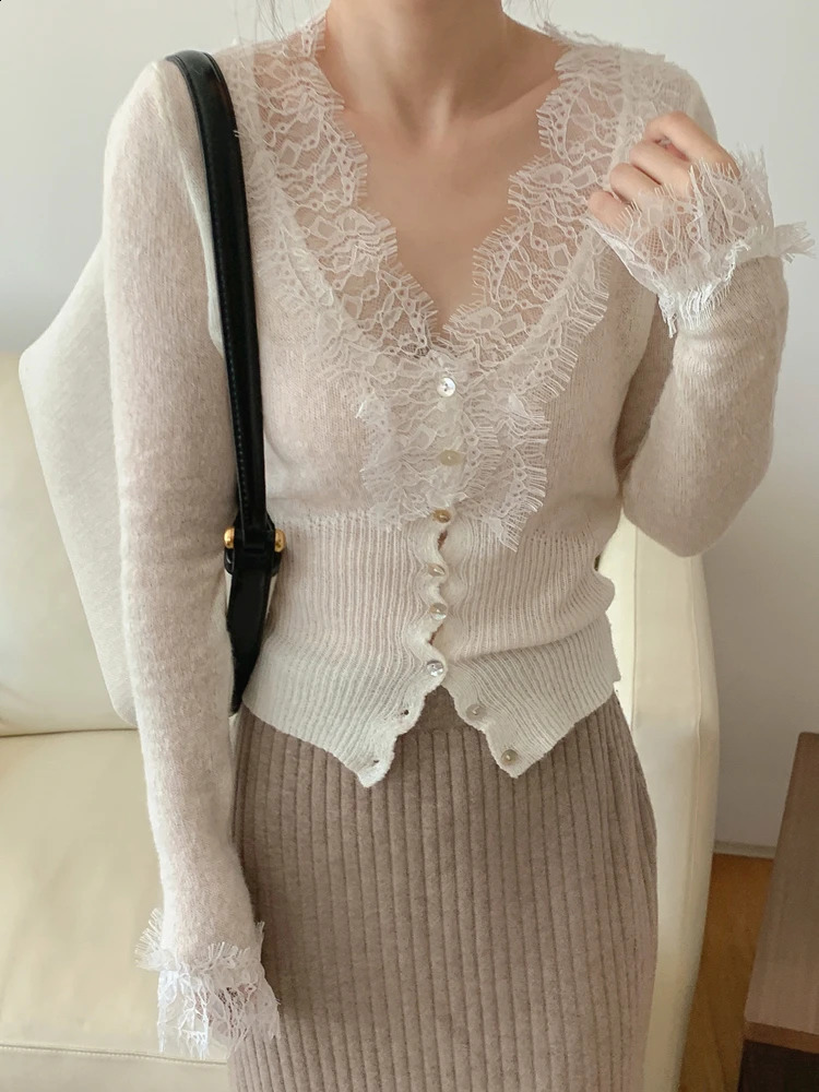 Colorfaith Korean Fashion chic Pull vintage en dentelle de dentelle d'automne tricot Vneck Cardigans Elegant Tops SWC3563JX 240824