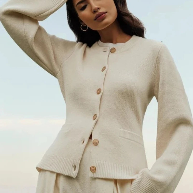 Veste de pull pour femmes Autum Soft O cou tricoté cardigan blanc dames coréen bouton de mode slim fit femme pulls 240824