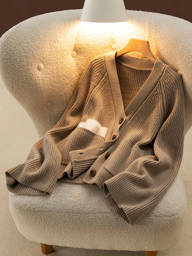 Femmes de haute qualité Vneck Cardigan Transfort épais Pull à manches longues pour le printemps automne 100 Méroso-tricots coréens 240824