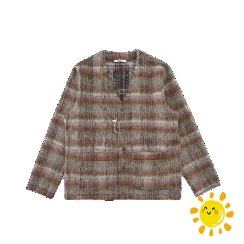 Tissu doux 23SS Fasion Cardigan Notre pull tricoté à carreau brun traditionnel pour hommes lâches décontractée en V Contrasse en V 240824