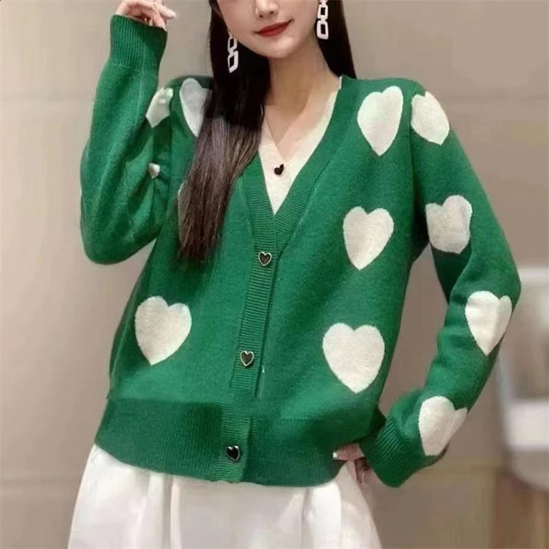 Coupte en tricot pour femmes Pilation Love Modèle d'automne hiver V-Col à col coréen à manches courtes à manches veste de pull 240826