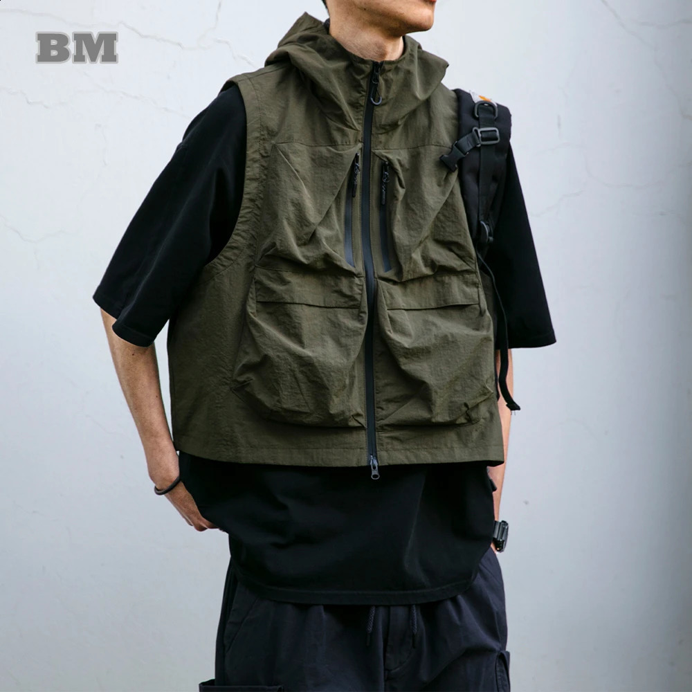 Japanese Outdoor Multi-Pocket Waterproof Cargo Hooded Vest For Men Summer Korean Fashion Short Sleeveless Coat Harajuku Casual 240826