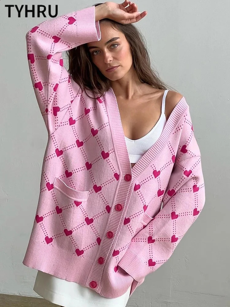 TYHRU femmes tricoté cardigan laine pull femmes col en v en forme de coeur motif pull ample décontracté poche tricoté Kawaii pull 240826