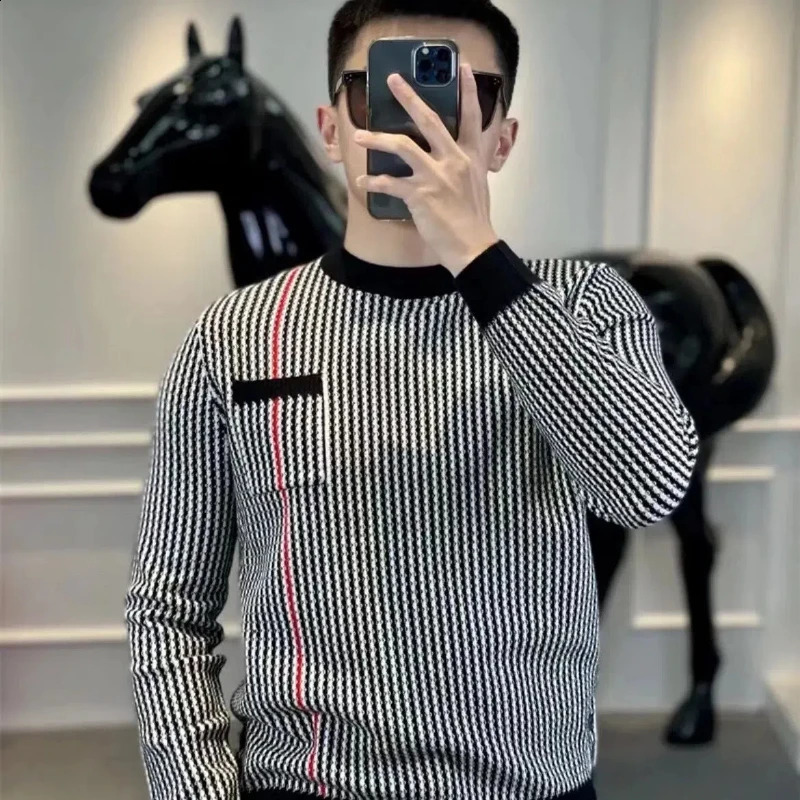 2024 European Fashion Mens Autumn and Winter Striped Long sleeved Sweater O-neck Zipper Loose Top 240827