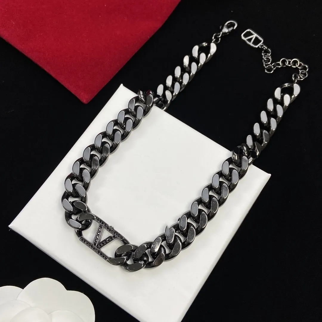 Classique haut de gamme populaire femme marque de créateur lettre pendentif collier chaîne plaqué or bijoux à la mode fête de mariage cadeau de s