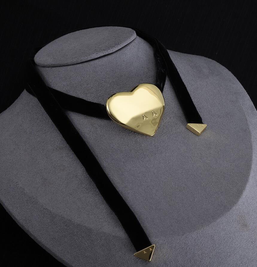 Personality Designer Love Heart Pendant Necklace Classic Black Velvet Rope Choker Necklace Women Gold Silver Color High Quality Brand Jewelry Acc