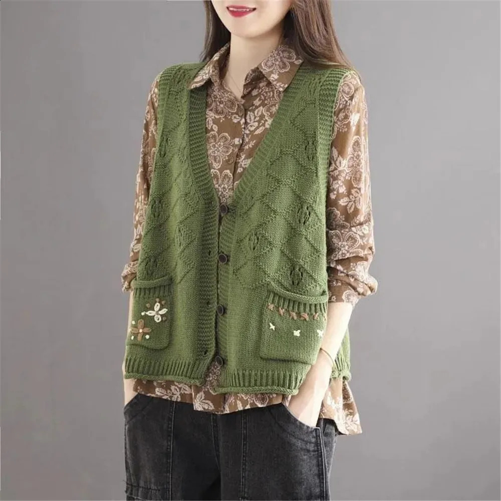 Korean fashion handmade knitted sweater with flower pocket spring and summer womens vest knitted cardigan sleeveless top retro vest 240827