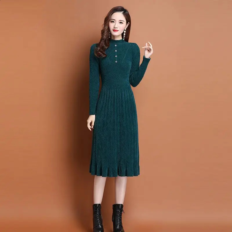 Style de robe en tricot pour femmes en automne et hiver associée à une veste de longueur moyenne robe épaisse 240827