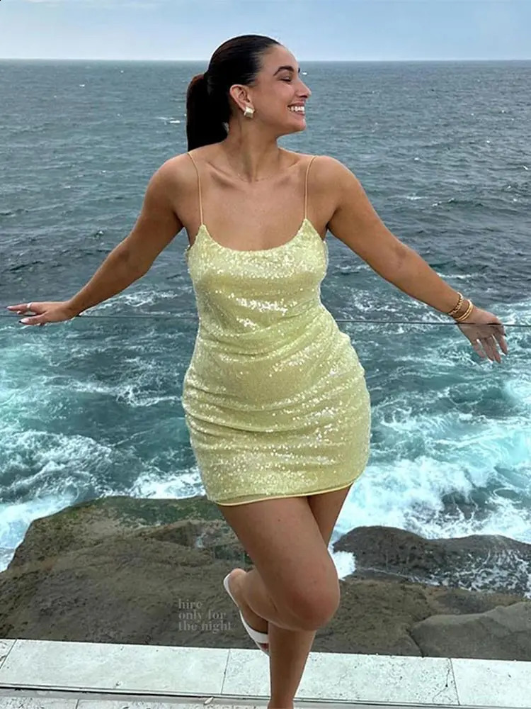 Femmes vertes sexy paillettes sans dos mini robe élégante hors épaule carrée du cou bodycone robe d'été chic de la lady de soirée 240828