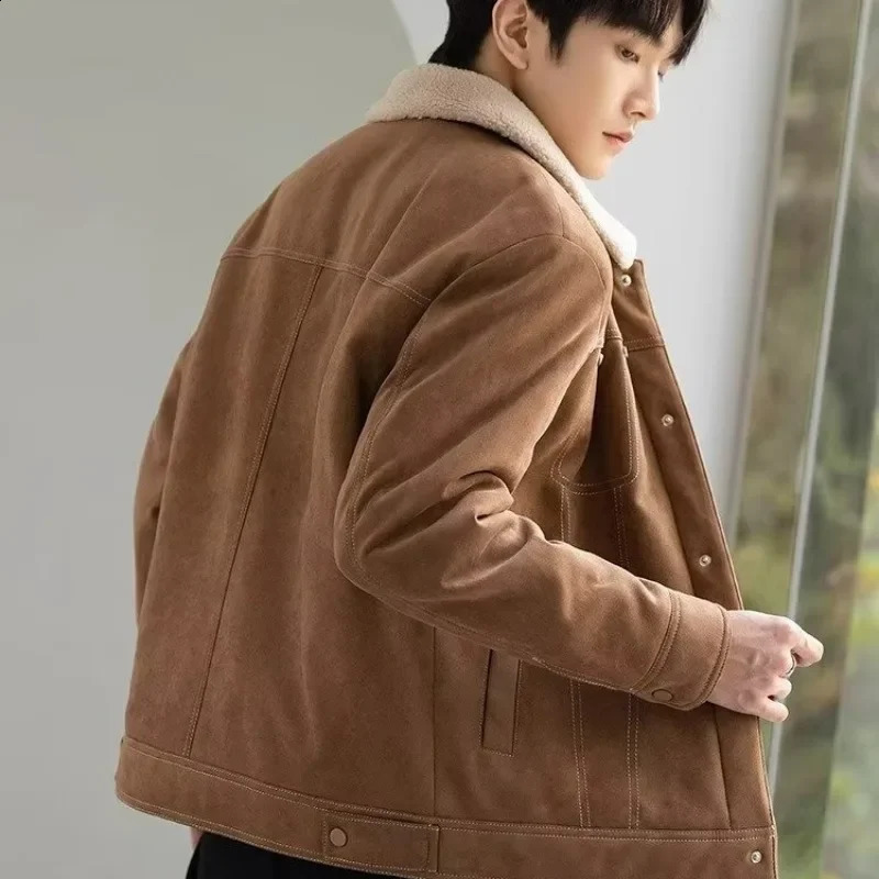 Veste en cuir chamois décontractée pour hommes mince type régulier de type coréen style tendance épaissie d'automne d'hiver usure de travail 2408