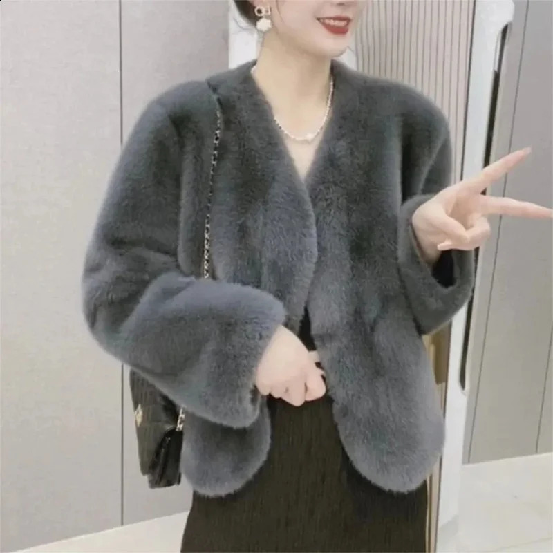 Autumn and Winter Rabbit Hair Imitate Fur Coat Womens Mink Fleece Coat Short Versatile Mesh Red Plush Coat Quilted Coa 240829