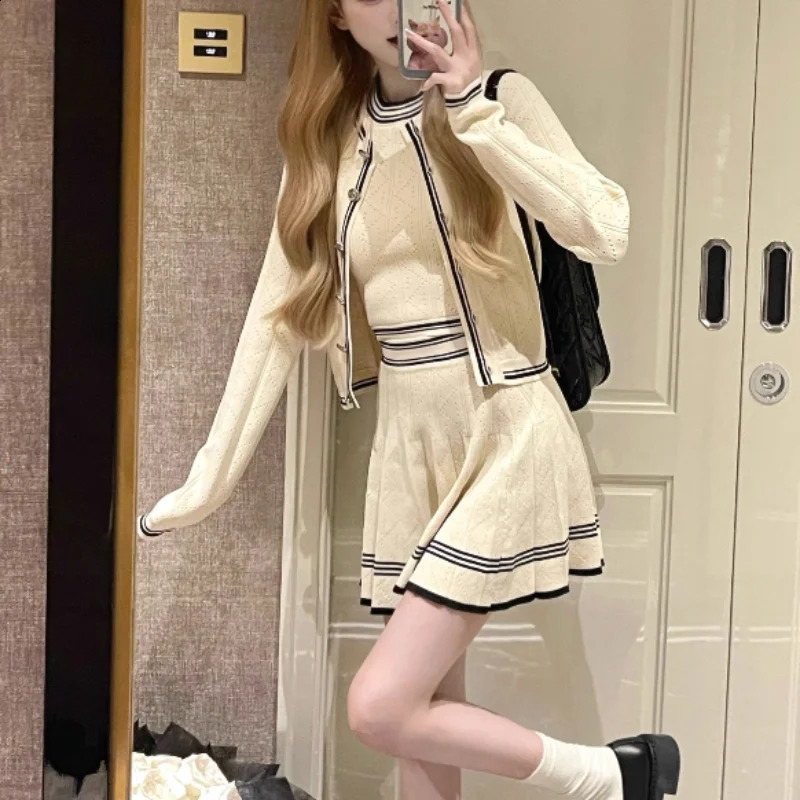 Automne Elegant 3 Piece Robe Set Femmes décontractées manches longues Y2K Tops Crops Mini jupes cardigan tricot tricot Bureau Lady 240829