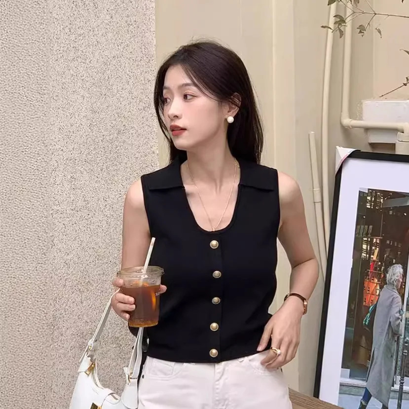 Golden button V-neck soft vest womens spring and summer set French fashion 2024 womens clothing high-quality adhesive old top 240830