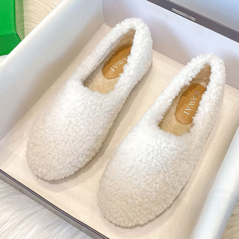 2025 Chaussures en laine blanche Lanques Traf Traf Footwear Coton Footwes Hiver Slip on mouton Four Farts Femmes LAMBSWOOL MOCASIN E1EEE