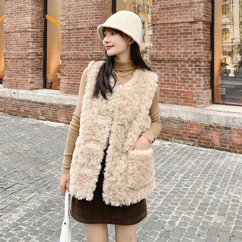 Lambwool vest womens sleeveless jacket autumn and winter fur vest womens single chest solid cardigan jacket 240830