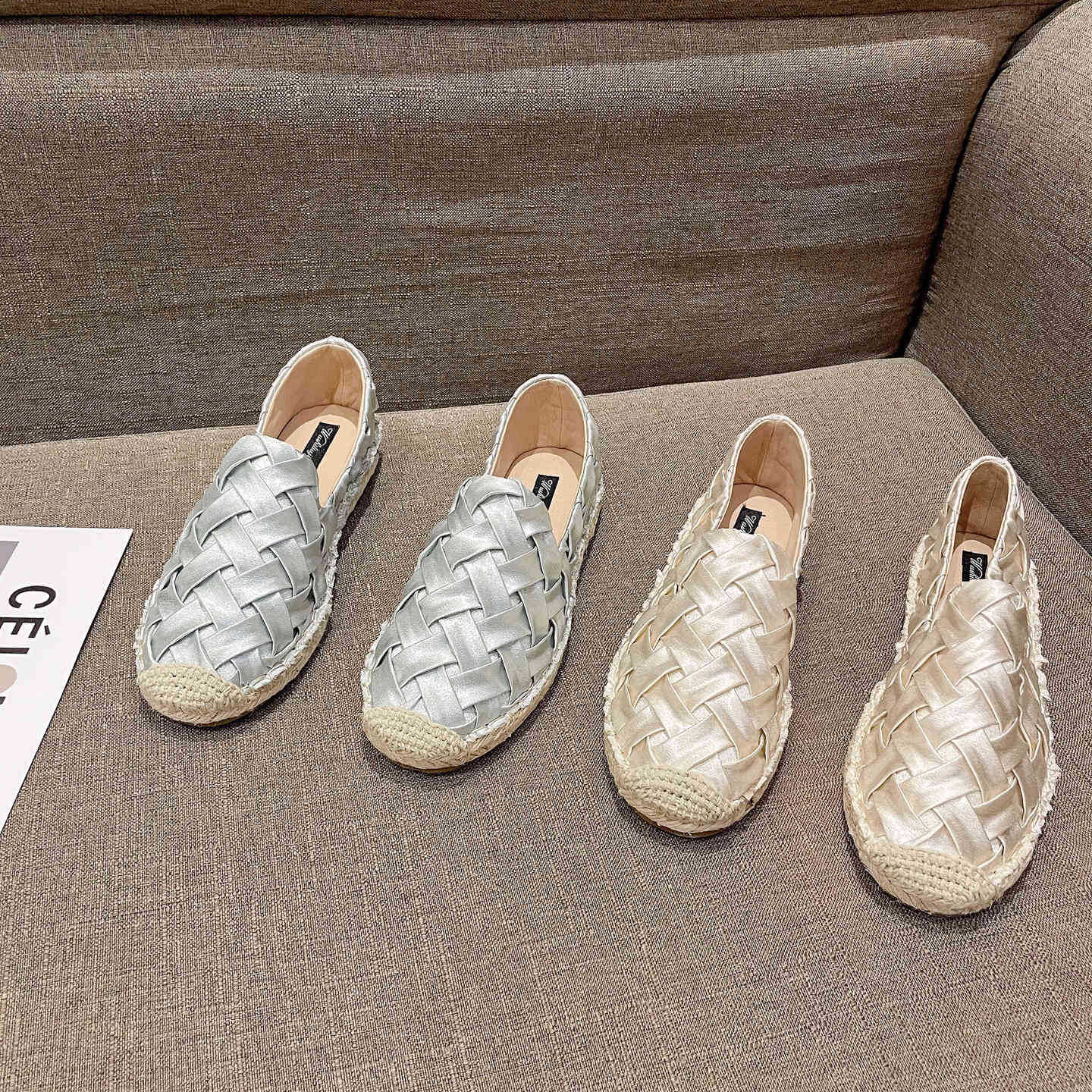 2025 Brand Designer tissage chaussures chaussures femme femme paille mocassins mocassins en soie plissée Espadrilles Femmes Slip décontractée sur