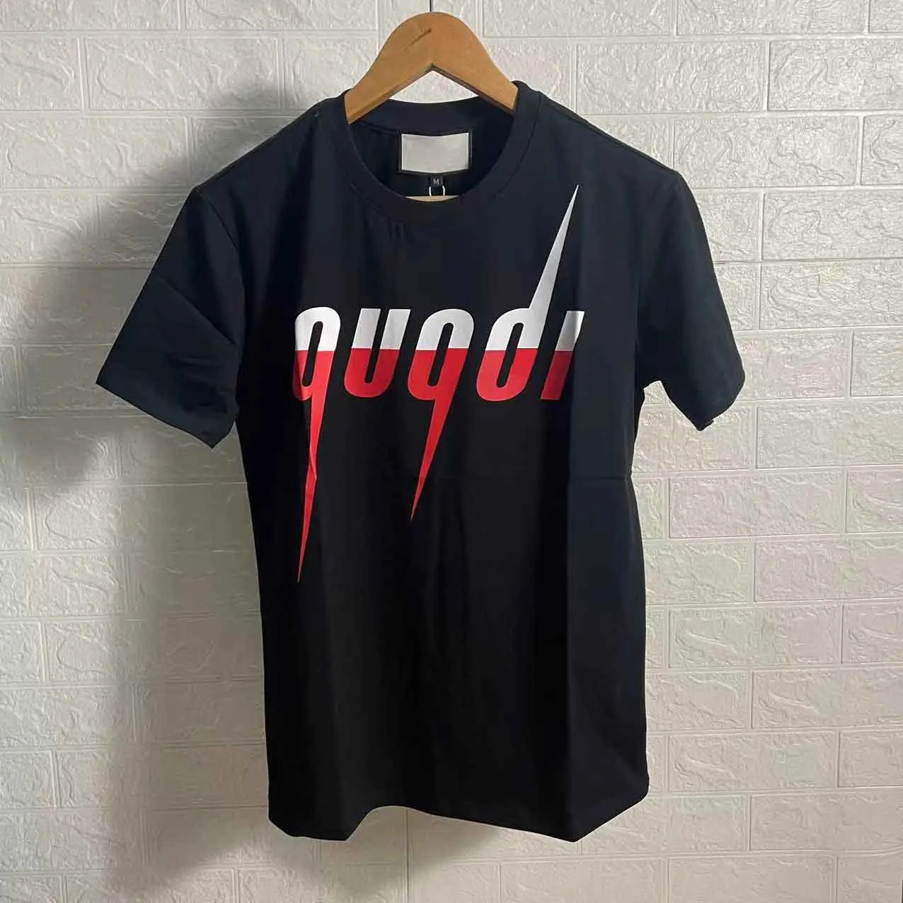 Fashion Mens T-shirt Designer For Men 2024 Femme décontractée Shirts Street Femme Chéch Crew Cou Nou à manches courtes Tees 2 Color Man Tshirt To