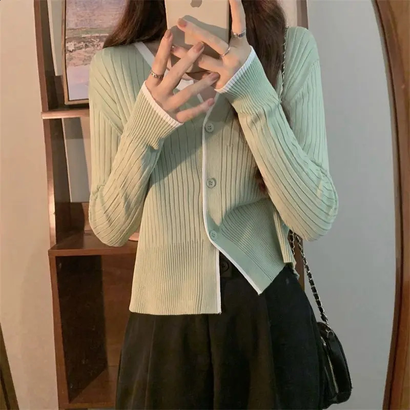Vêtements de femme Pull Couleurs contrastées Niche Sweet Niche Chic Cardigan Veste Top V-Neck Short Rafourshing Youth Lively 240830