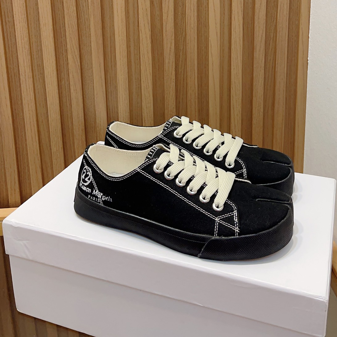 margiella shoes Tabi Casual canvas men women Split-toe shoes lace-up Black white brown Graffiti upper Designer foam runner flat trainer Outdoor s
